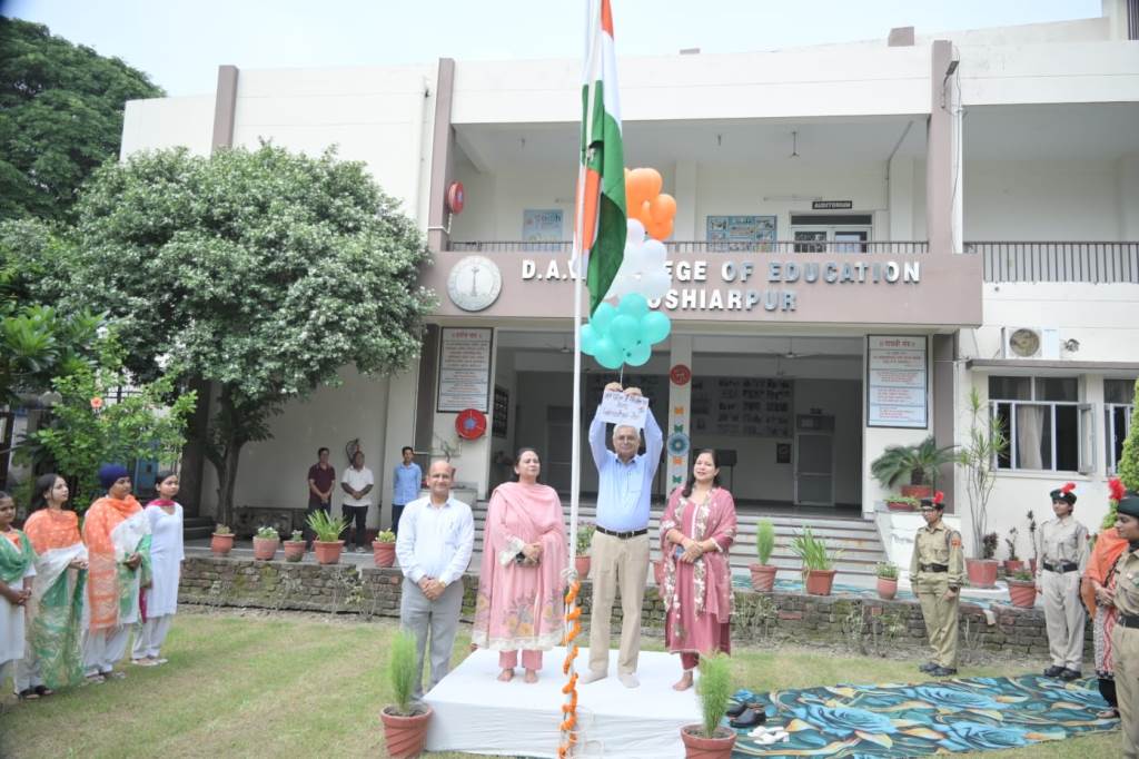 डीएवी बीएड कॉलेज में देश के 80वें स्वतंत्रता दिवस पर एडवोकेट श्रीदविंदर मोहन शर्मा ने पूर्ण सम्मान एवं शान के साथ फहराया राष्ट्रीय ध्वज